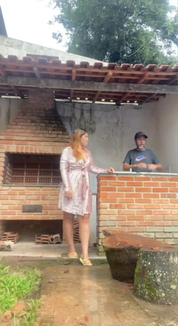 Mulher magrinha peladinha fazendo sexo com a madrasta em casa