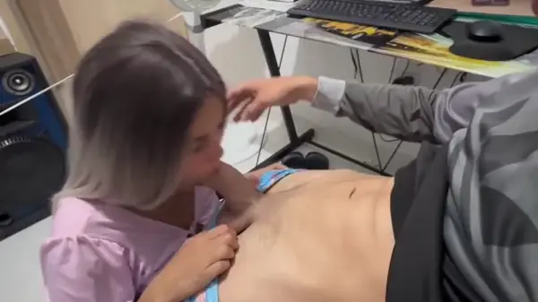So buceta linda colocando a novinha para mamar até gozar