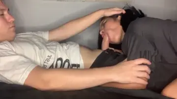 Bucetinha bem gostoso colocando a amiga da escola para mamar