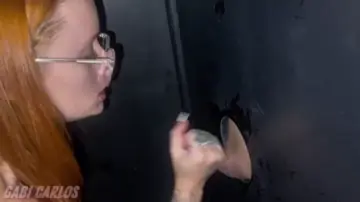 Bunduda fudendo ruiva mamando pauzudo na cabine