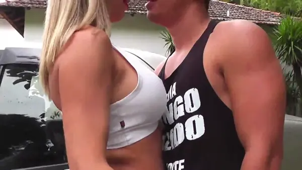 Ver as mulher pelada pegando a loira com vontade depois da academia