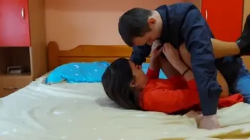Gostosa pelada de quatro comendo a moreninha no motel